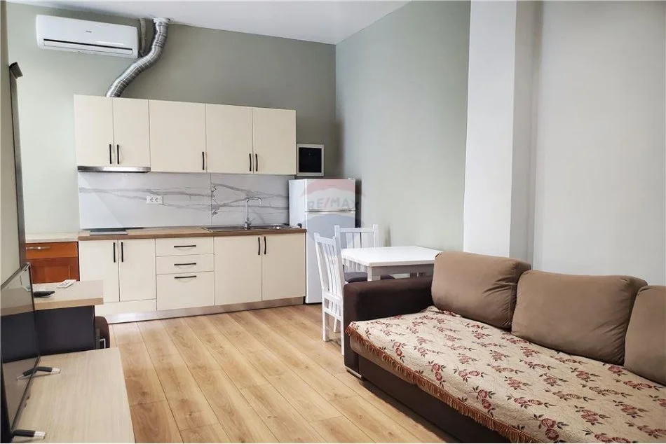 Shqiperi, jepet me qera 1+1 Kati 0, 40 m² 350 € (Famacia 10)