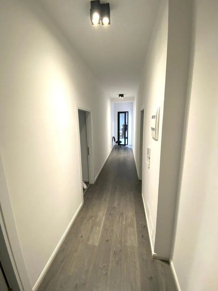 Tirane, jepet me qera zyre Kati 5, 133 m² 900 € (SQUARE 21)