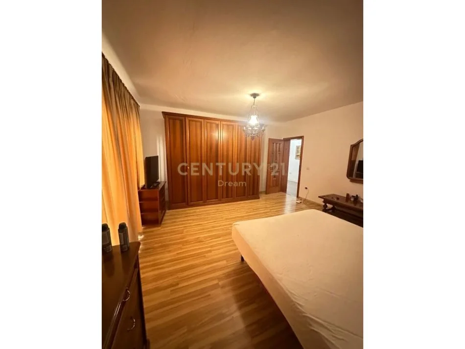 Tirane, jepet me qera apartament 2+1+Ballkon Kati 6, 157 m² 800 € 