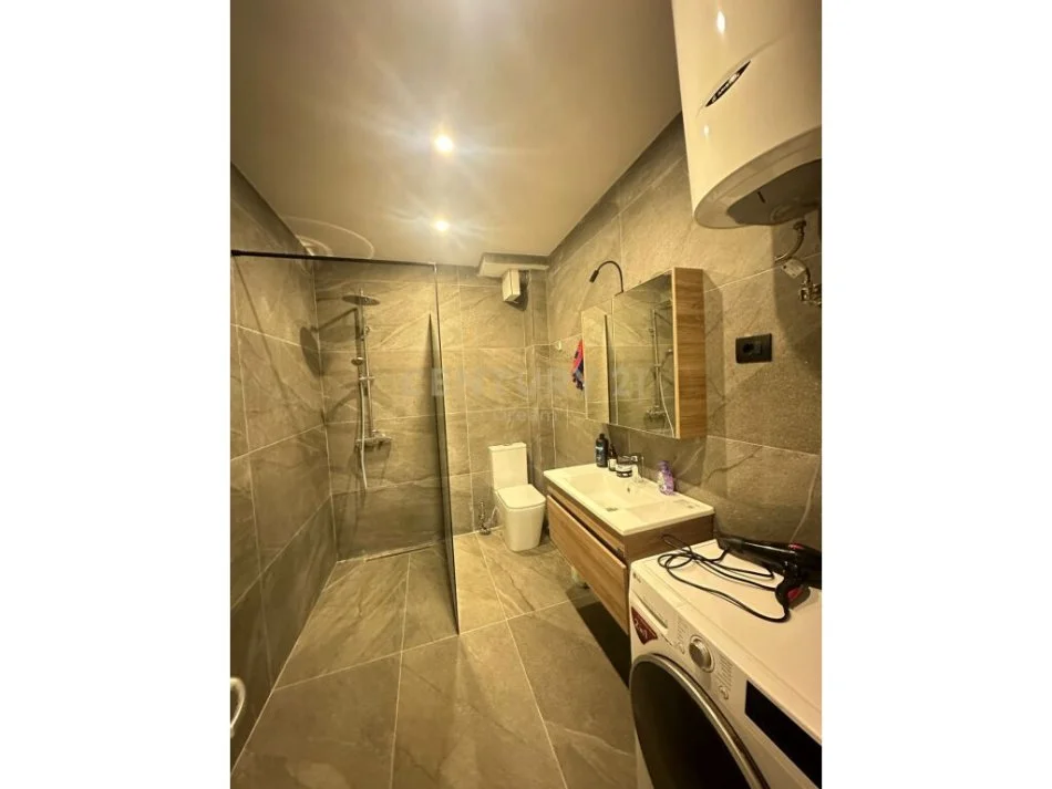 Tirane, jepet me qera apartament 2+1+Ballkon Kati 6, 157 m² 800 € 