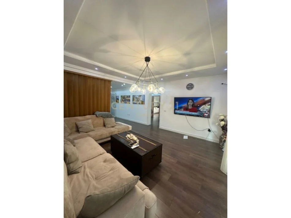 Tirane, jepet me qera apartament 2+1+Ballkon Kati 6, 157 m² 800 € 