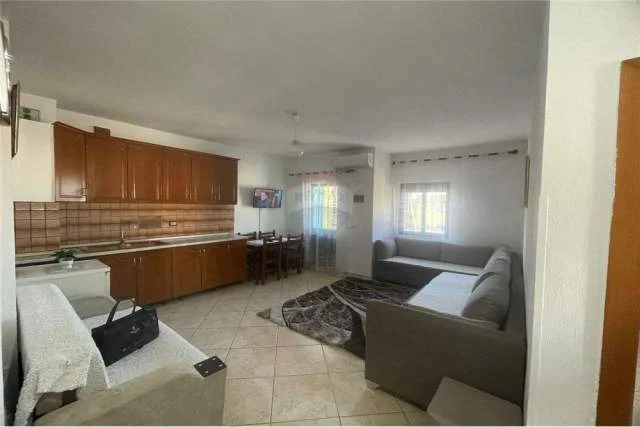 Tirane, jepet me qera apartament 1+1 Kati 2, 70 m² 300 Euro (Shkolla e Bashkuar)