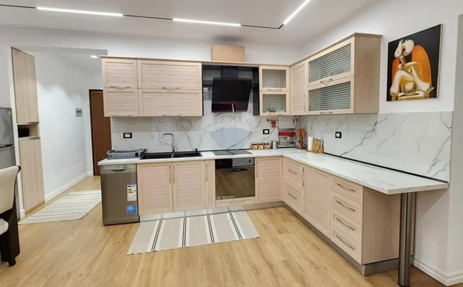 Tirane, jepet me qera apartament 2+1 Kati 4, 115 m² 1.000 € 
