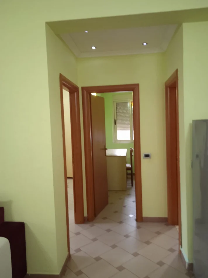 Tirane, jepet me qera apartament 2+1 Kati 2, 74 m² 65 € (BLLOKU I AMBASADAVE)
