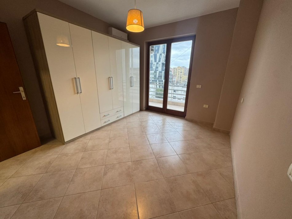 Tirane, jepet me qera apartament 3+1+2,  Kati 6, 134 m² 800 € (Stacioni Trenit)