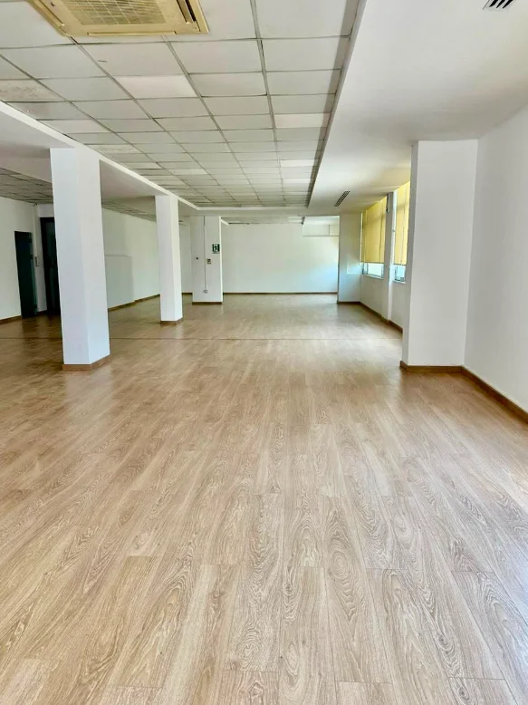Tirane, jepet me qera ambjent biznesi Kati 2, 549 m² 7.000 € (Rruga Andon Zako Cajupi,)