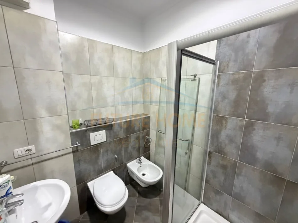 Tirane, jepet me qera apartament 3+1+2 Kati 3, 105 m² 820 € (STACIONI I TRENIT)