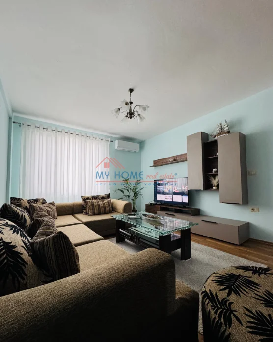 Tirane, jepet me qera apartament 1+1+Ballkon Kati 5, 80 m² 730 € (Rruga Gjik Kuqali)