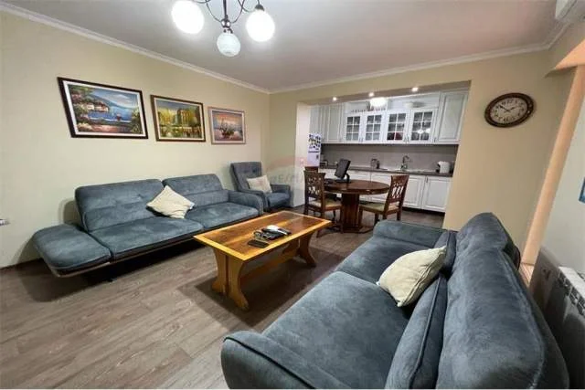 Tirane, jepet me qera apartament 3+1 Kati 2, 140 m² 850 Euro (Rruga Sulejman Delvina)