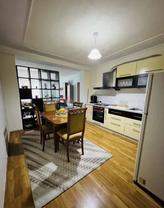 Tirane, jepet me qera apartament 1+1+Ballkon Kati 5, 80 m² 730 € (Rruga Gjik Kuqali)