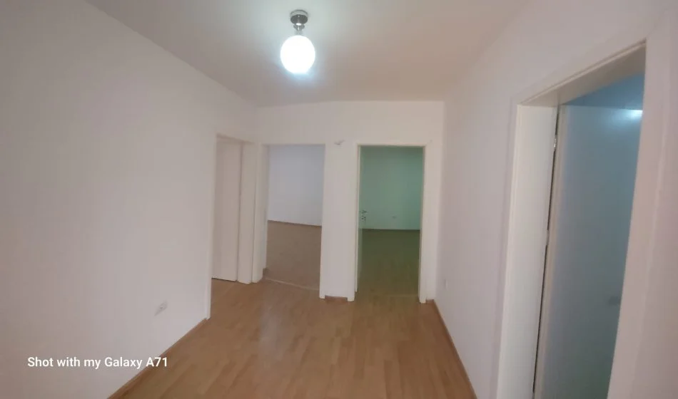 Jepet me qera ambjent biznesi tek Stadiumi Dinamo  Kati 2, 100 m² 750 € (Sulejman Delvina)