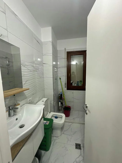 Tirane, jepet me qera apartament 1+1+Ballkon Kati 2, 55 m² 480 € (Rruga ''Peti")