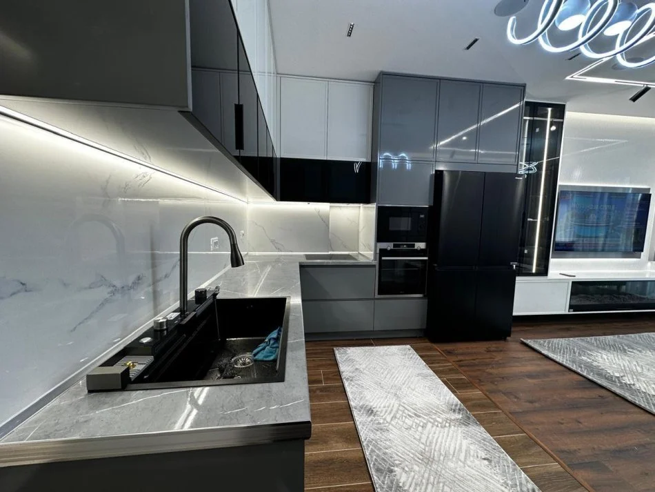 Tirane, jepet me qera apartament 2+1 Kati 5, 117 m² 1.000 € (Rruga Dibres)