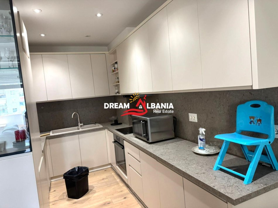 Tirane, jepet me qera apartament 2+1 , 100 m² 1.000 € (5 maj)