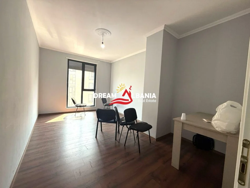 Tirane, jepet me qera apartament 3+1 Kati 6, 137 m² 700 € (te Residenca Erli)