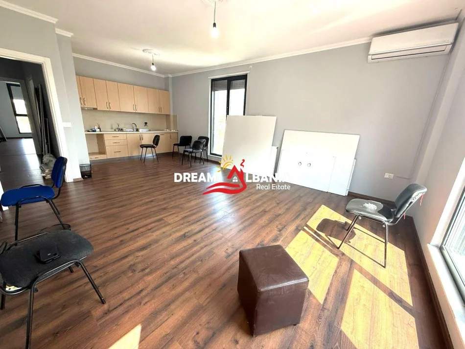 Tirane, jepet me qera apartament 3+1 Kati 6, 137 m² 700 € (te Residenca Erli)