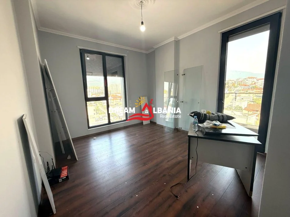 Tirane, jepet me qera apartament 3+1 Kati 6, 137 m² 700 € (te Residenca Erli)