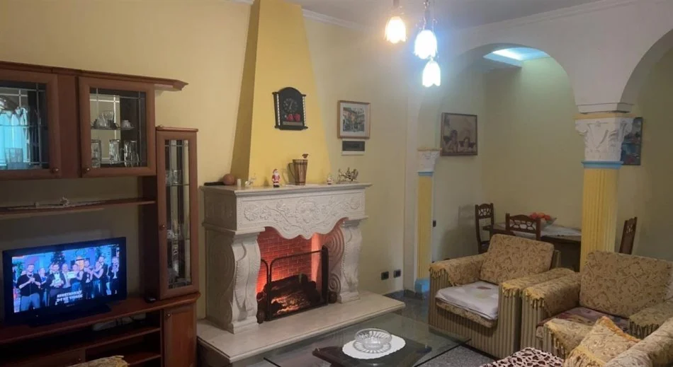 Tirane, jepet me qera apartament 2+1+Ballkon Kati 2, 90 m² 600 € (21 Dhjetori)