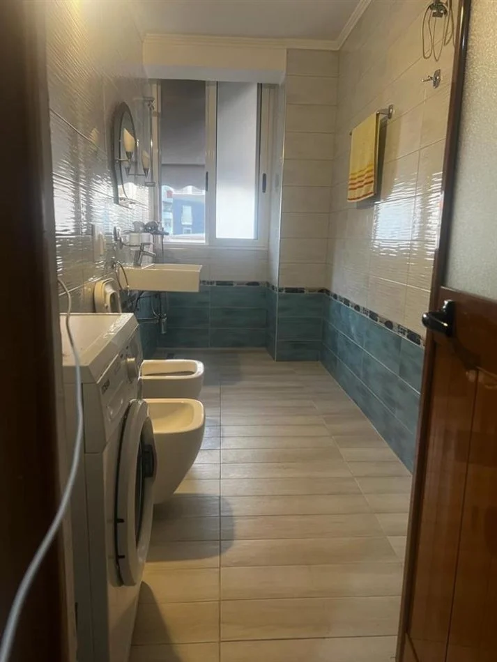 Tirane, jepet me qera apartament 2+1+Ballkon Kati 2, 90 m² 600 € (21 Dhjetori)