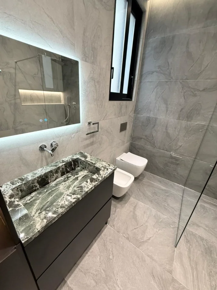 Tirane, shitet Vile 5+1+Aneks+Ballkon Kati 3, 600 m² (LIQENI THATE)