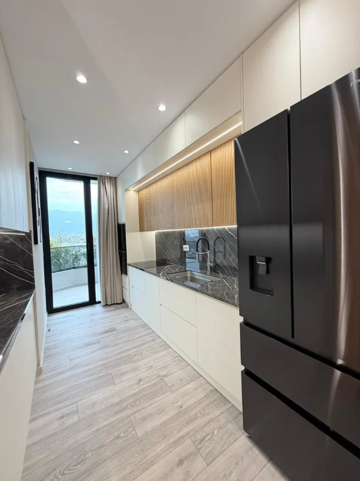 Tirane, shitet Vile 5+1+Aneks+Ballkon Kati 3, 600 m² (LIQENI THATE)