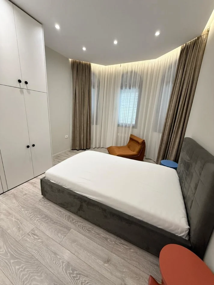 Tirane, shitet Vile 5+1+Aneks+Ballkon Kati 3, 600 m² (LIQENI THATE)