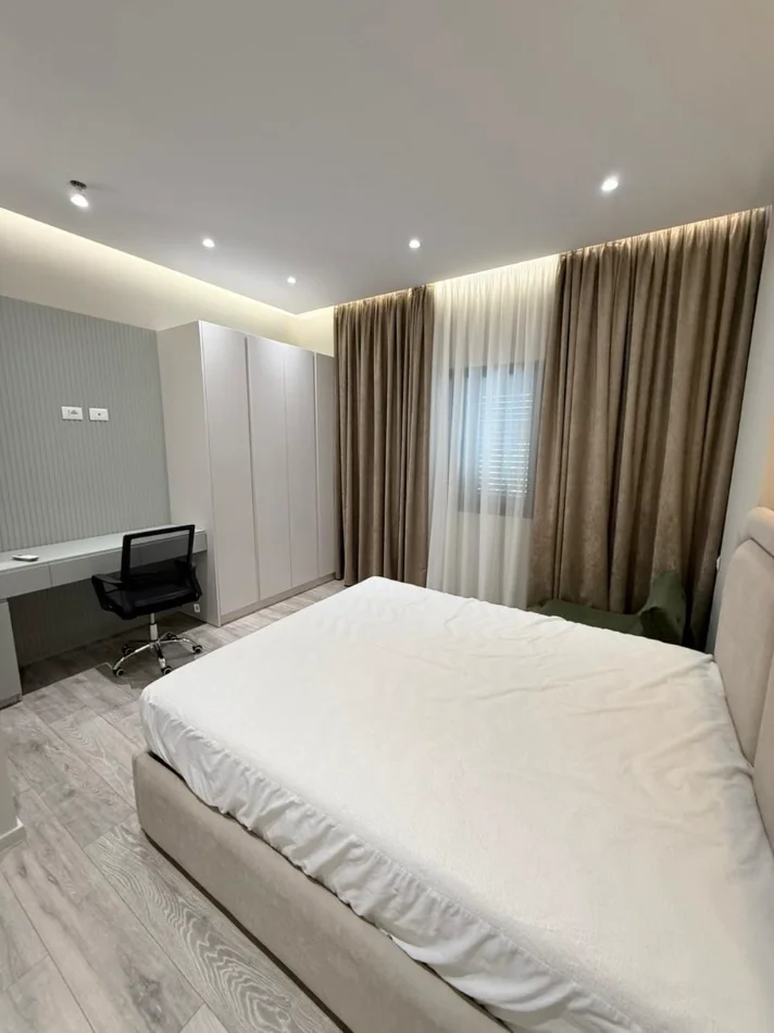 Tirane, shitet Vile 5+1+Aneks+Ballkon Kati 3, 600 m² (LIQENI THATE)