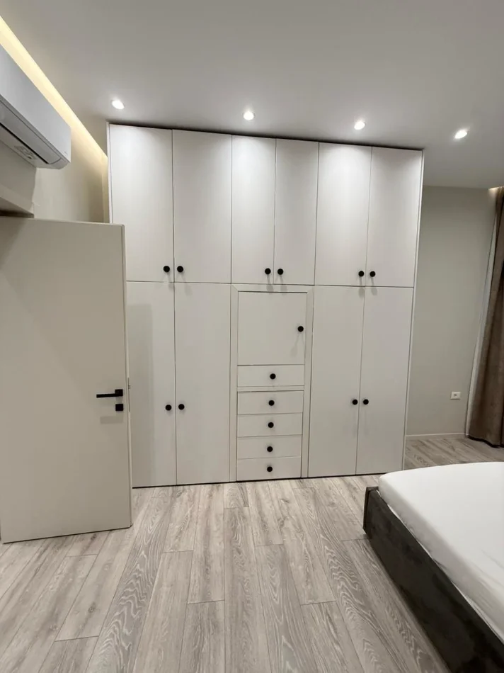 Tirane, shitet Vile 5+1+Aneks+Ballkon Kati 3, 600 m² (LIQENI THATE)