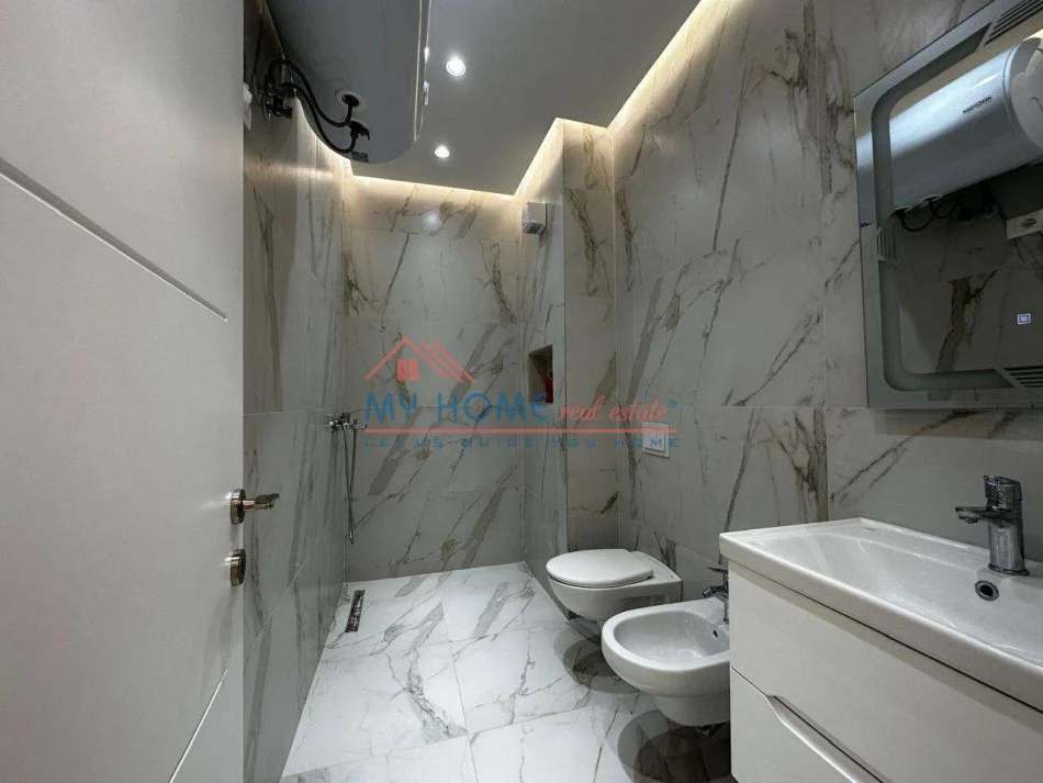 Tirane, jepet me qera zyre Kati 9, 106 m² 750 € (Rruga e Dibres)