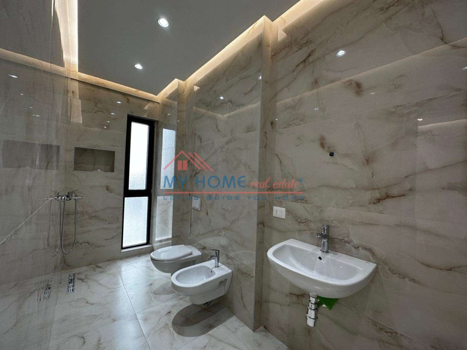 Tirane, jepet me qera zyre Kati 9, 106 m² 750 € (Rruga e Dibres)