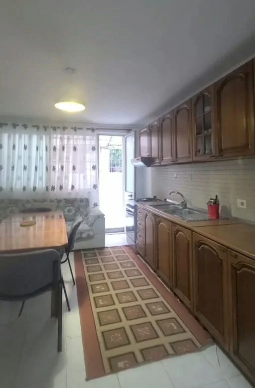 Tirane, jepet me qera 2+1+Ballkon Kati 1, 100 m² 620 € 