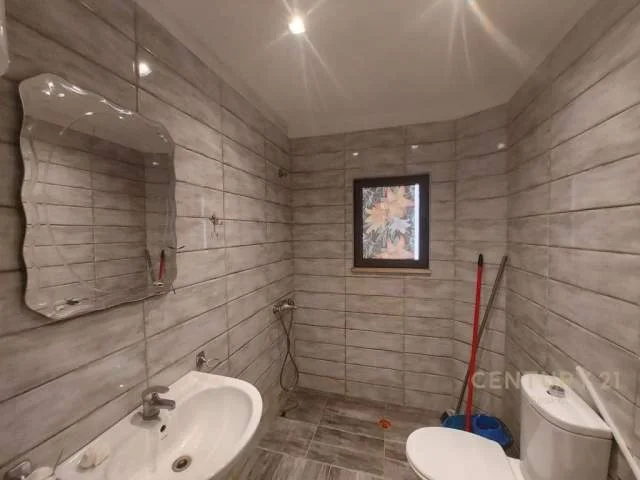 Tirane, jepet me qera apartament 60 m² 400 Euro (frosina plaku)