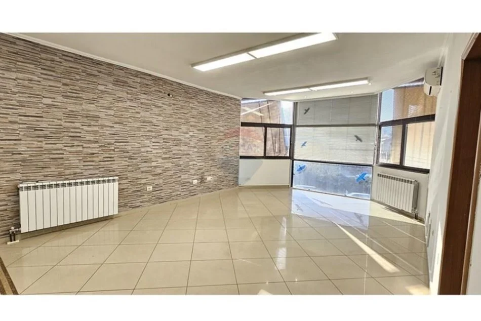 Tirane, jepet me qera apartament 4+1 Kati 1, 140 m² 900 € (Rruga e Kosovarve)