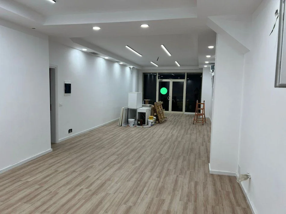 Tirane, jepet me qera dyqan Kati 0, 75 m² 750 € (MINISTRIA E JASHTME BRRYLI)