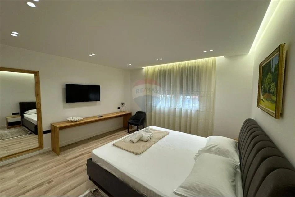 Tirane, jepet me qera ambjent biznesi Kati 1, 204 m² 2.000 € (Bulevardi i Ri)