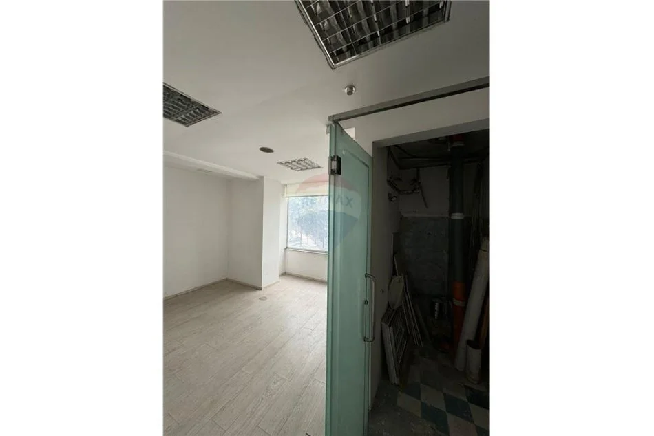 Tirane, jepet me qera ambjent biznesi Kati 1, 204 m² 2.000 € (Bulevardi i Ri)