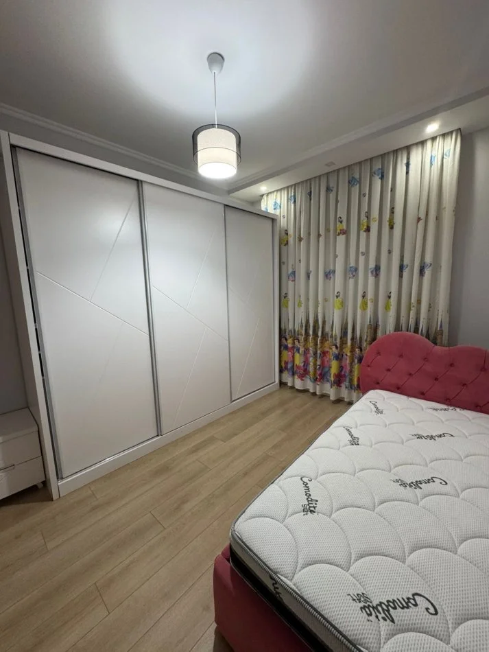 Tirane, jepet me qera apartament 2+1+Ballkon Kati 3, 98 m² 1.200 € (Rruga : 29 Nentori)