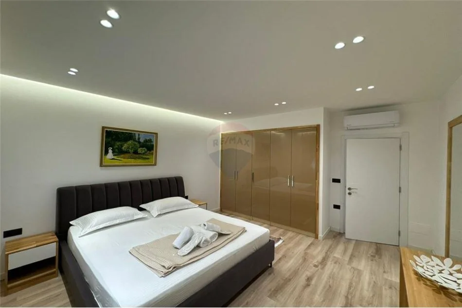 Tirane, jepet me qera ambjent biznesi Kati 1, 204 m² 2.000 € (Bulevardi i Ri)