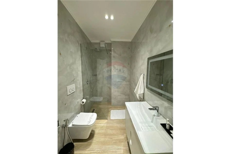 Tirane, jepet me qera ambjent biznesi Kati 1, 204 m² 2.000 € (Bulevardi i Ri)