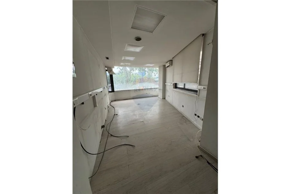 Tirane, jepet me qera ambjent biznesi Kati 1, 204 m² 2.000 € (Bulevardi i Ri)