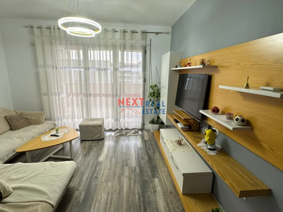 Vlore, jepet me qera apartament 2+1+Aneks+Ballkon , 500 € (LUNGOMARE)