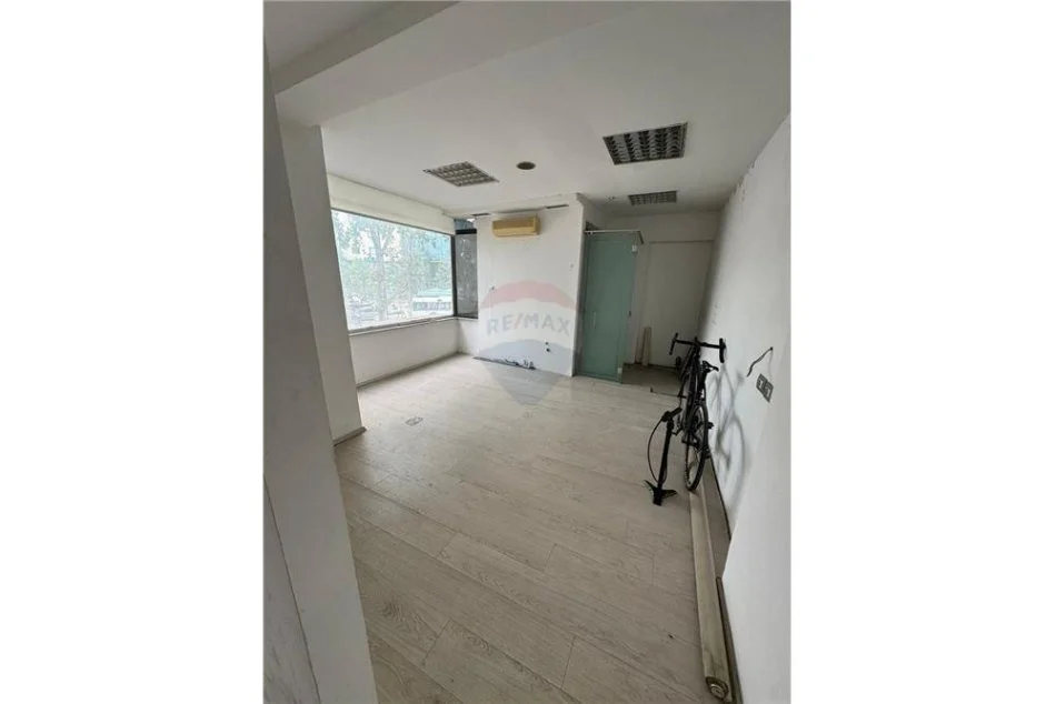 Tirane, jepet me qera ambjent biznesi Kati 1, 204 m² 2.000 € (Bulevardi i Ri)