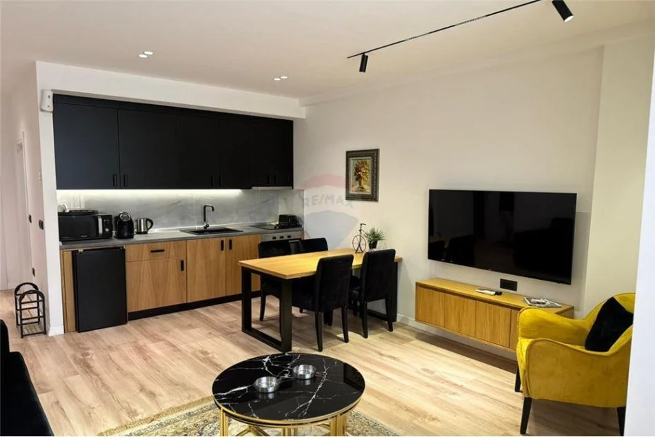 Tirane, jepet me qera ambjent biznesi Kati 1, 204 m² 2.000 € (Bulevardi i Ri)