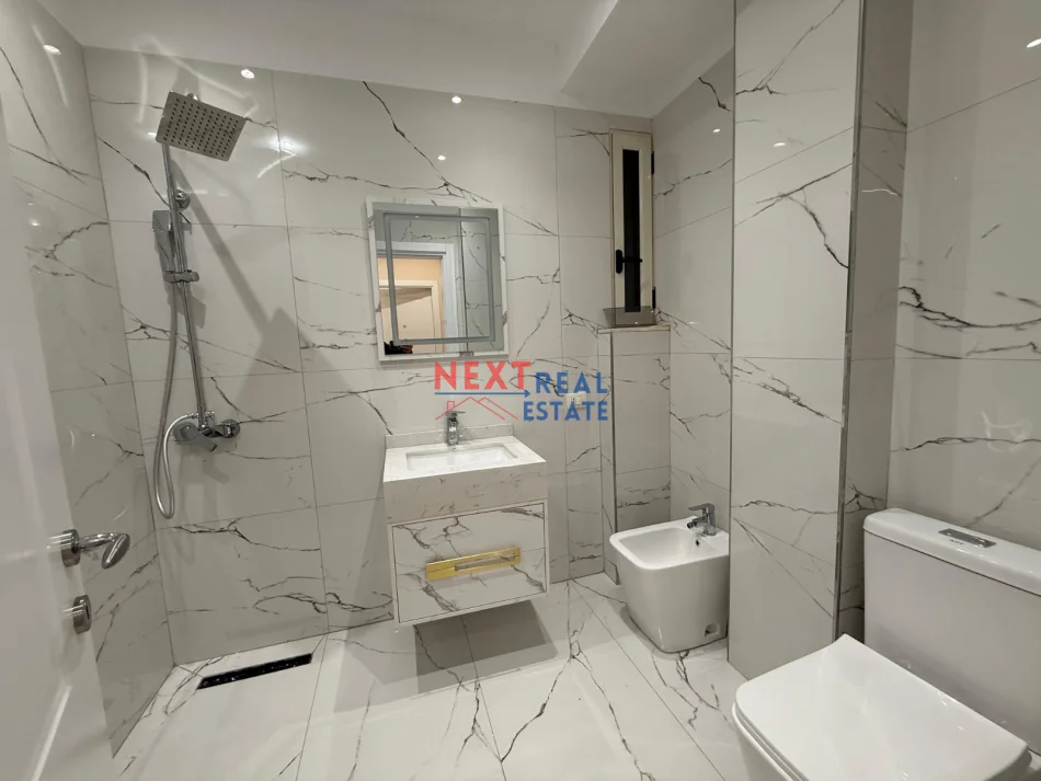 Vlore, shitet apartament 1+1+Ballkon Kati 8, 77 m² 120.000 € (KOMBINATI I PESHKUT)
