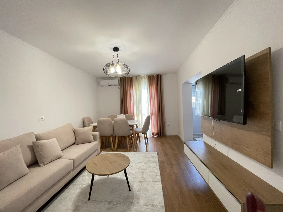 Tirane, jepet me qera apartament 2+1 Kati 3, 80 m² 700 € (Rruga Petro Nini Luarasi)