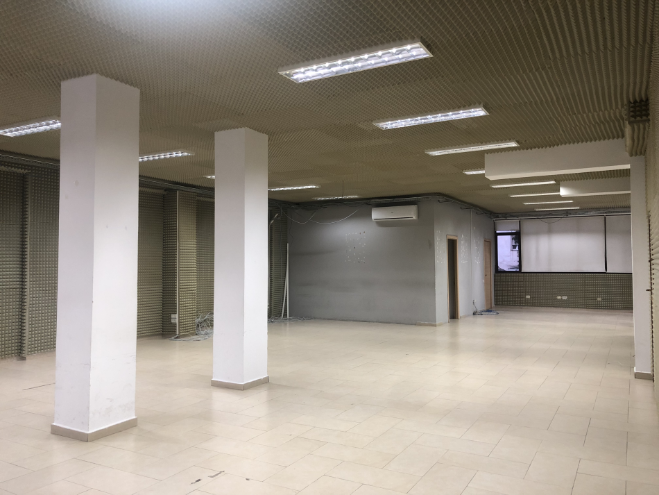 Tirane, jap me qera ambjent biznesi Kati 2, 350 m² 3.000 € (Rruga Pjetër Budi, Tirane)