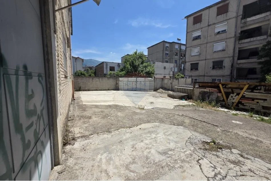 Tirane, jepet me qera magazine Kati 0, 700 m² 1.400 € (SHKOLLA BAJRAM CURRI)