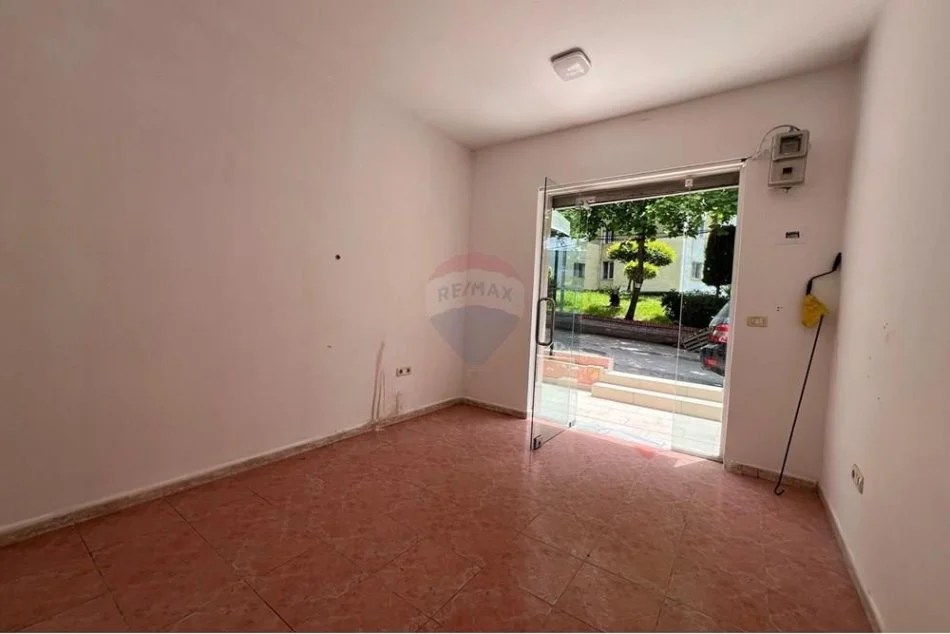 Tirane, jepet me qera dyqan Kati 0, 14 m² 160 € (Rruga Pjetër Budi)