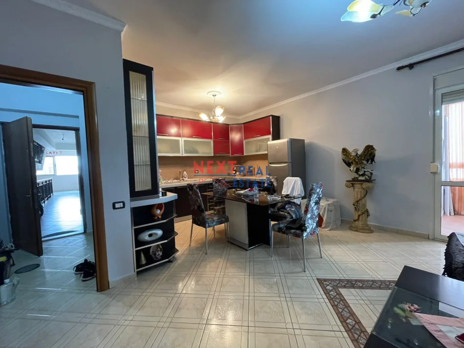 Vlore, jepet me qera apartament 2+1+Ballkon , 450 € (Perballe shkolles “Jani Minga”)