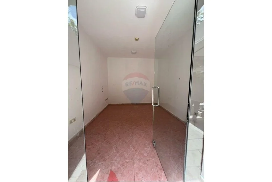 Tirane, jepet me qera dyqan Kati 0, 14 m² 160 € (Rruga Pjetër Budi)